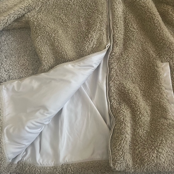 Patagonia fluffy zip up jacket with pockets. - Picture 5 of 5